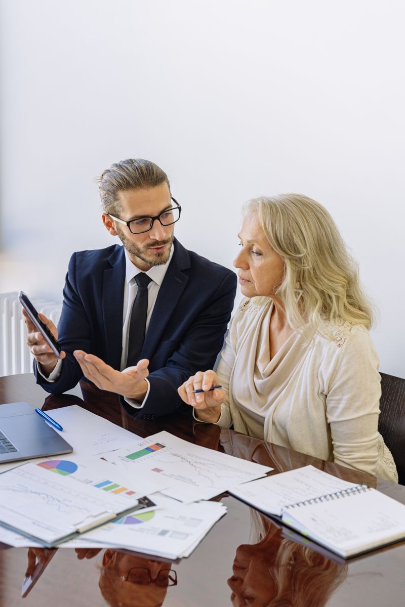 Asesor financiero conversando con una clienta sobre sus inversiones